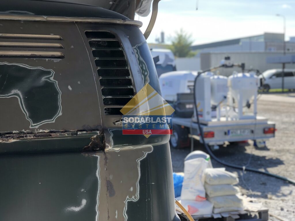 Zdjęcie z maszyną sodablast system przy samochodzie zabytkowym