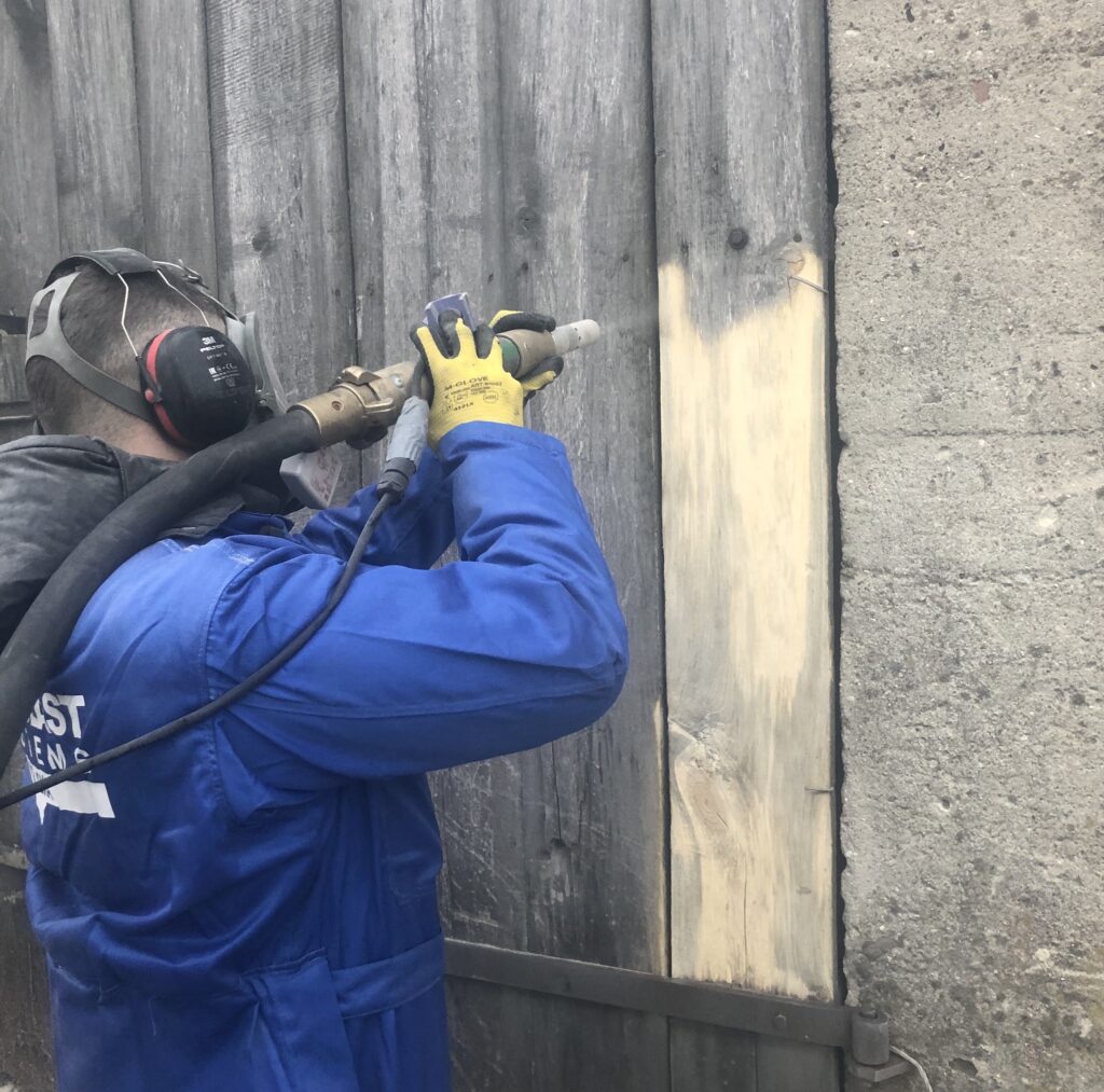 Sodowanie powierzchni drewnianej przez operatora Soda Blast